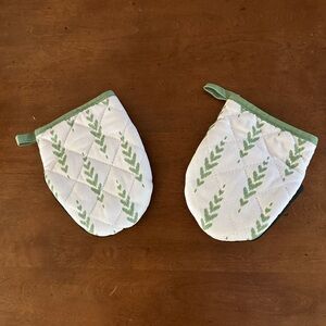 Set of 2 mini oven mitts with neoprene grip
